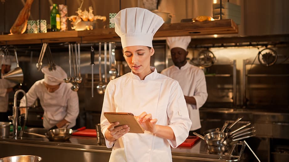 Cocinera revisando una tablet